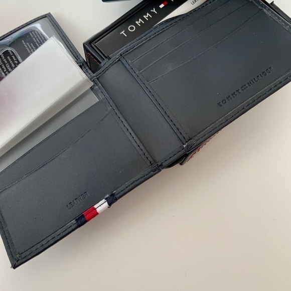 Tommy Hilfiger Wallet Navy RFID Leather Wallet & Valet - Picture 5 of 11